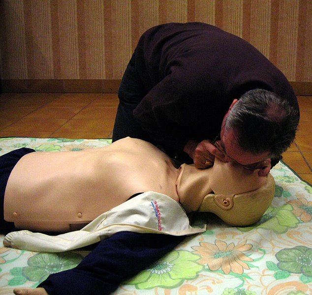 2011-10-14 10 Victime inconsciente-Reanimation Cardio-Pulmonaire.JPG